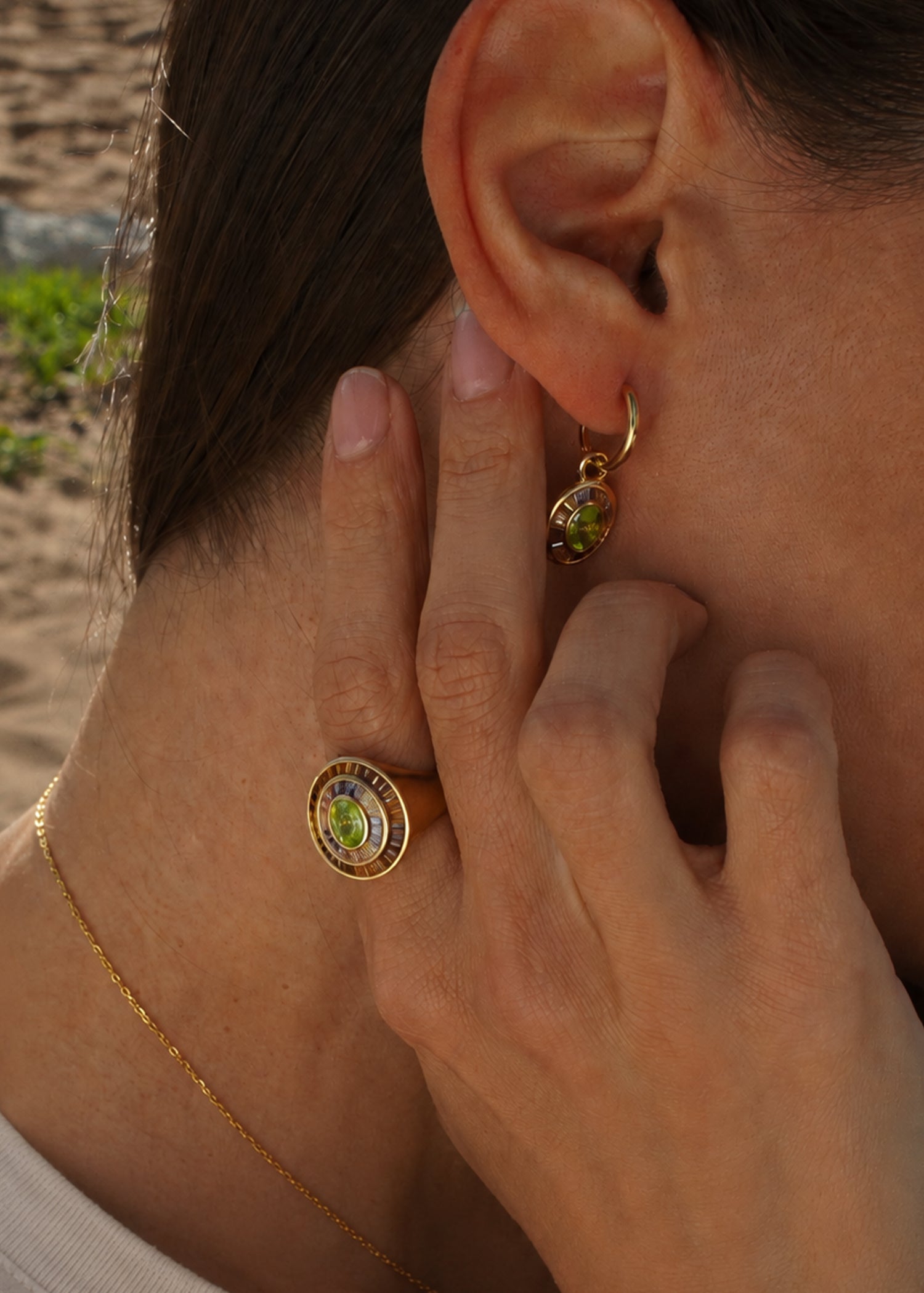Anillo sello halo verde en plata bañada en oro con circonitas