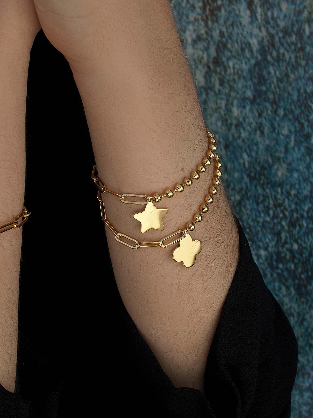 Pulseras con colgantes de plata bañados en oro con colgante en forma de flor