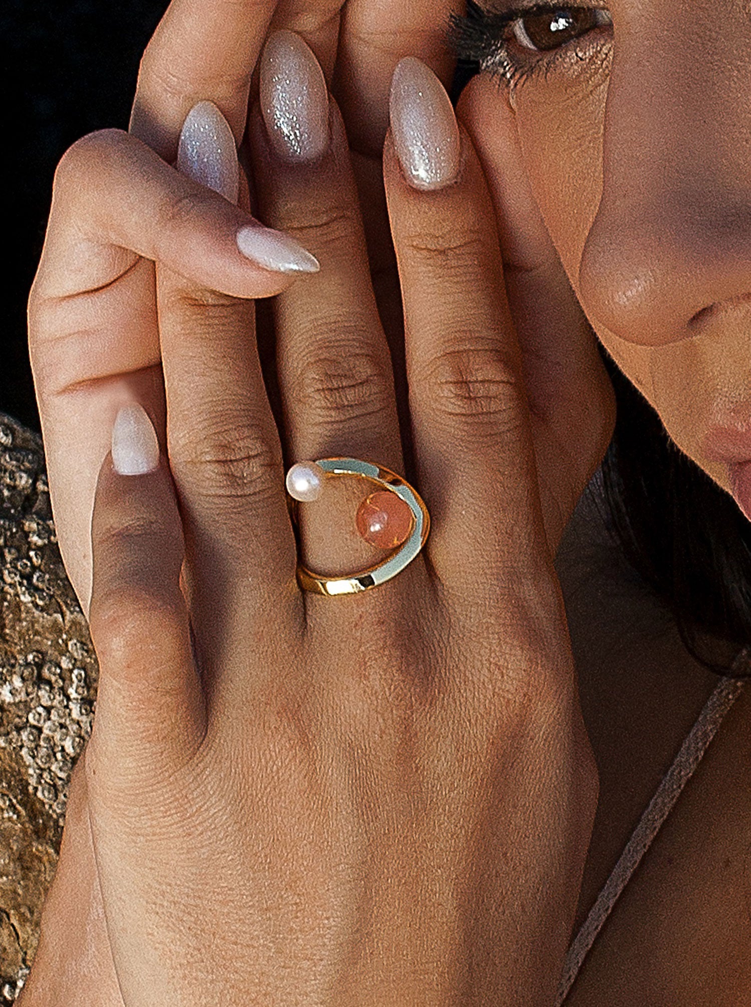 Anillo abierto dorado con perla y piedra coral/rosa