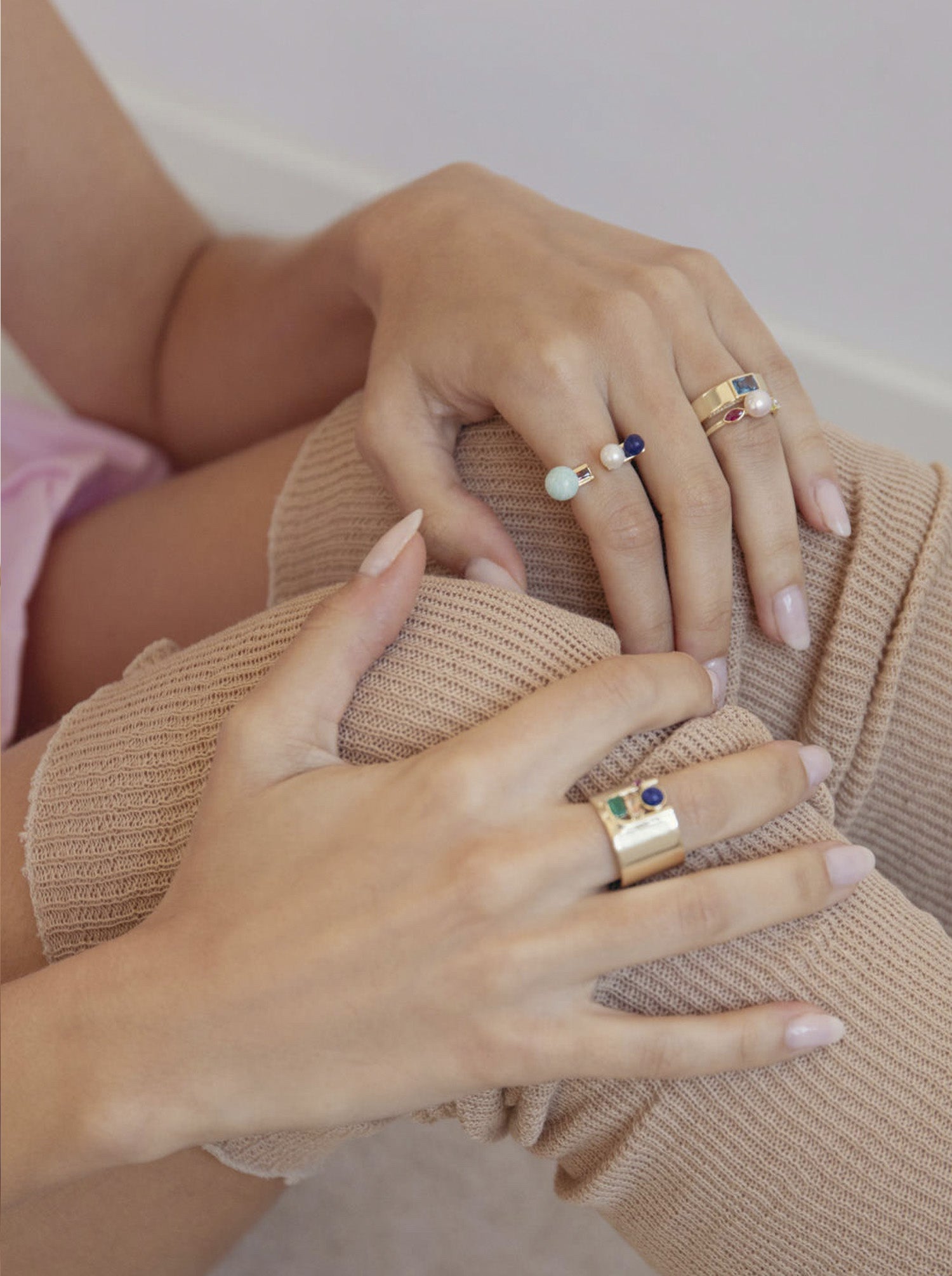 Anillo de diseño ancho estilo vanguardista con gemas