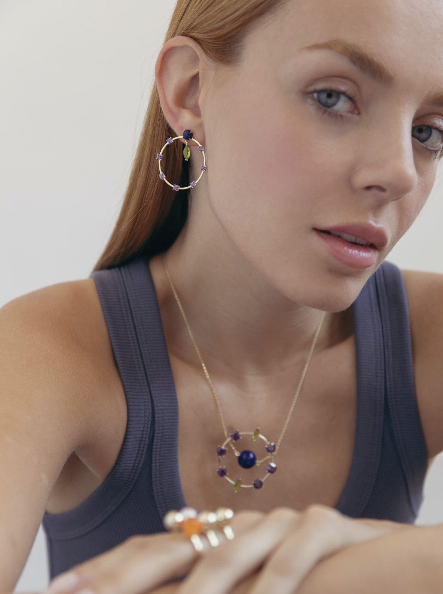 Pendientes originales estilo aro en tonos púrpura
