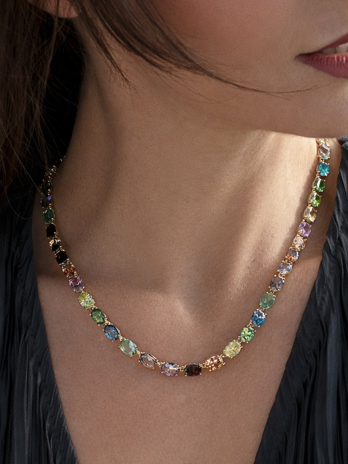 Collar de plata dorada con piedras multicolor