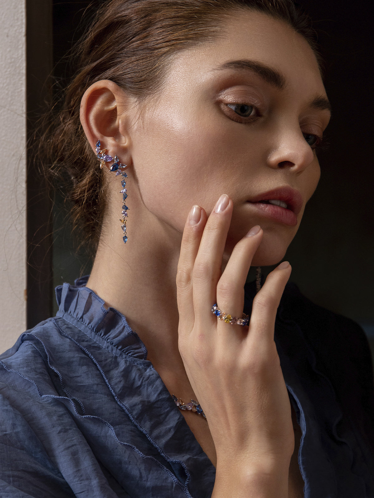 Pendientes largos de plata con piedras de colores estilo trepador