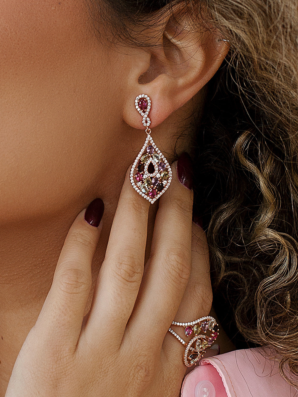 Pendientes largos con piedras multicolor de plata bañada en oro rosa