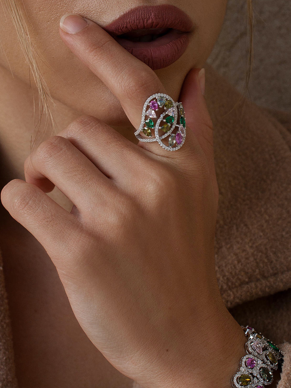 Anillo con piedras multicolor en tonos calidos y circonitas