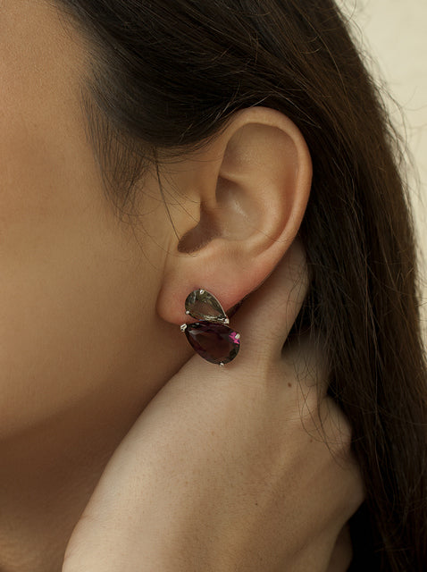 Pear-shaped earrings with colored stones in shades of red