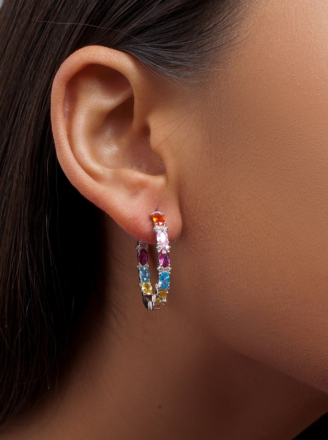Pendientes aros con piedras en tonos vivos tamaño mediano