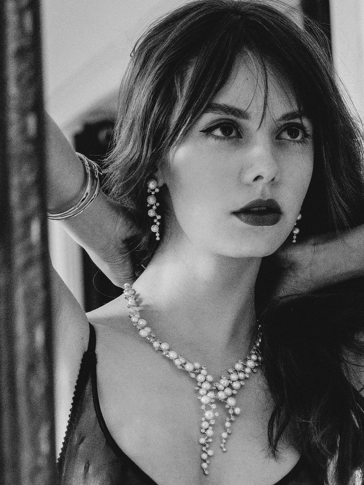 Long earrings with a combined design of pearls and cubic zirconia