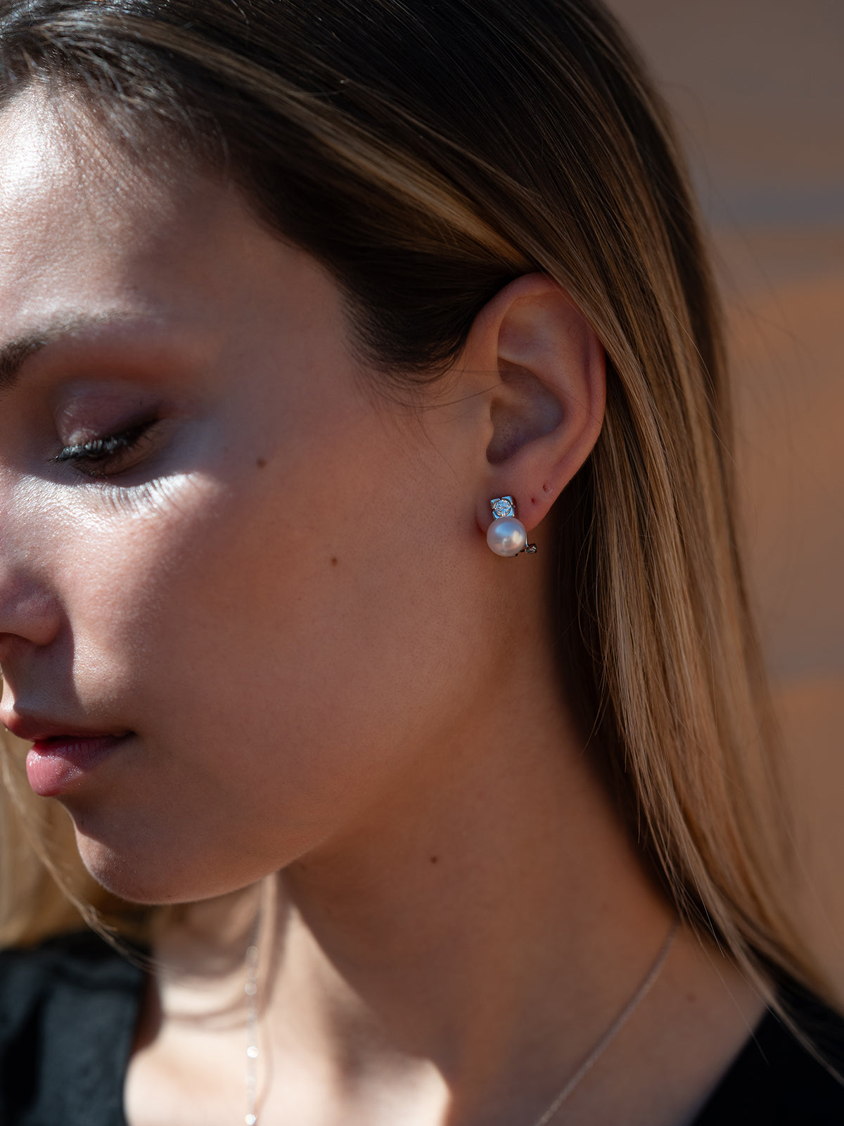 "You and me" earrings, pearl design accompanied by an adamantine quartz