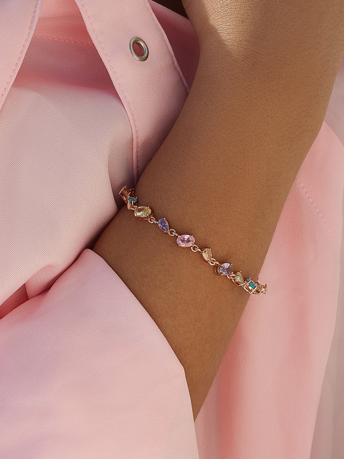 Pulseras con piedras de colores en tonos brillantes