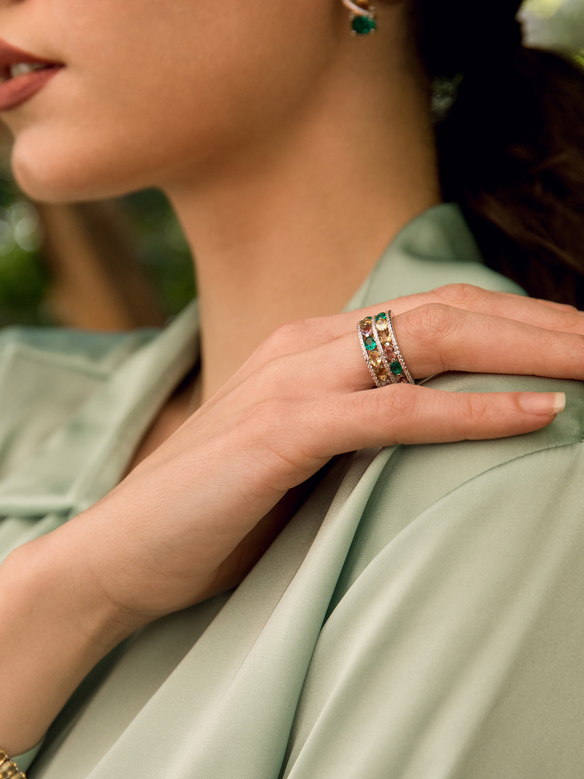 Anillos con piedras multicolores y carriles de circonitas