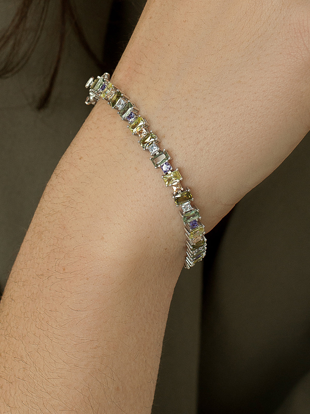 Pulsera de plata con piedras rectangulares en tonos verdes