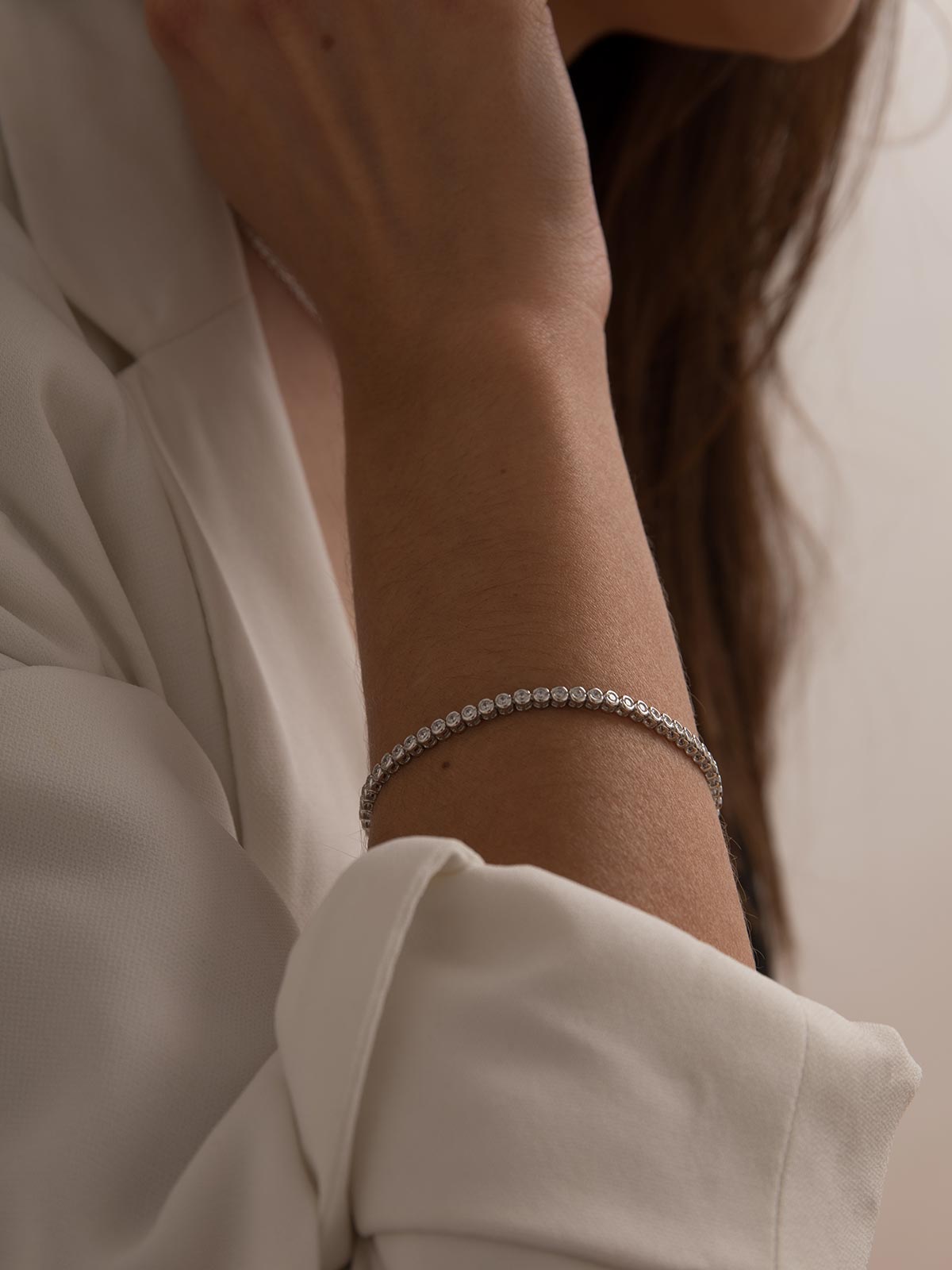 Bracelet rivière en argent orné d'un motif circulaire en oxyde de zirconium blanc