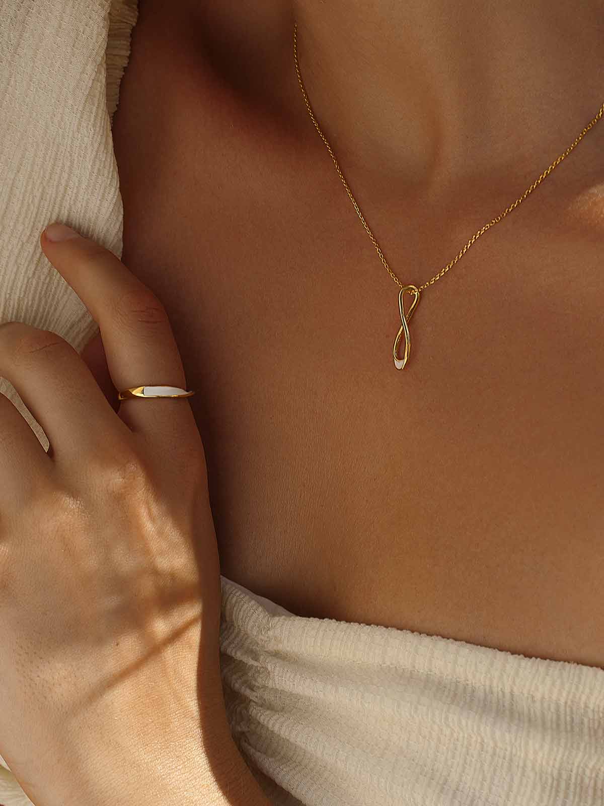 Anillos finos de plata diseño irregular esmalte blanco
