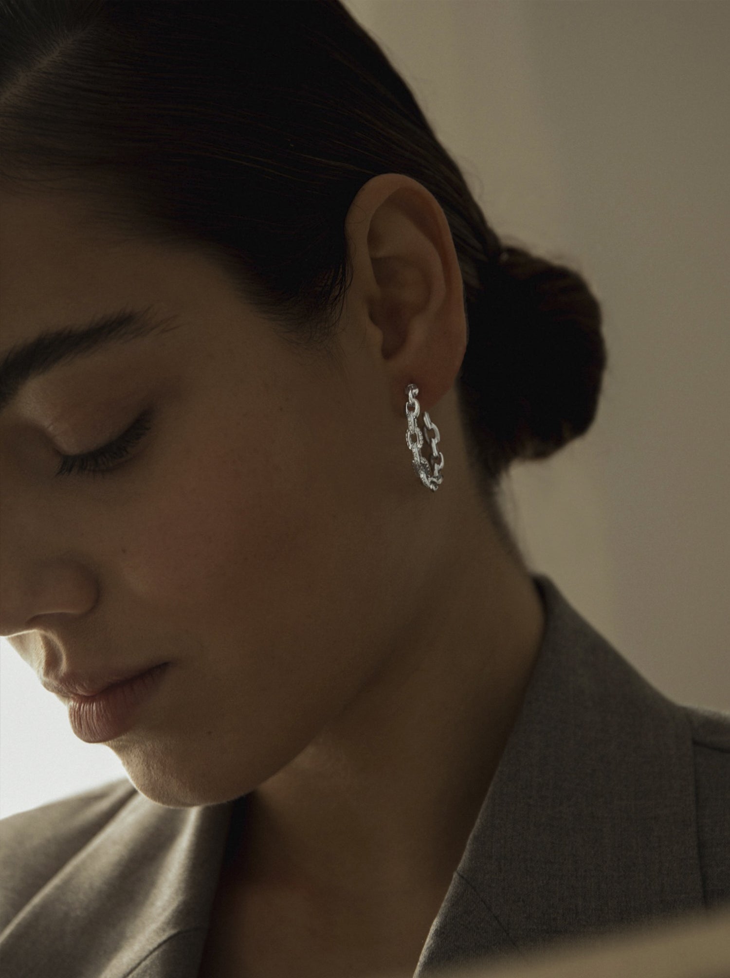 Boucles d'oreilles créoles originales en argent avec motif de chaîne et détails en oxyde de zirconium