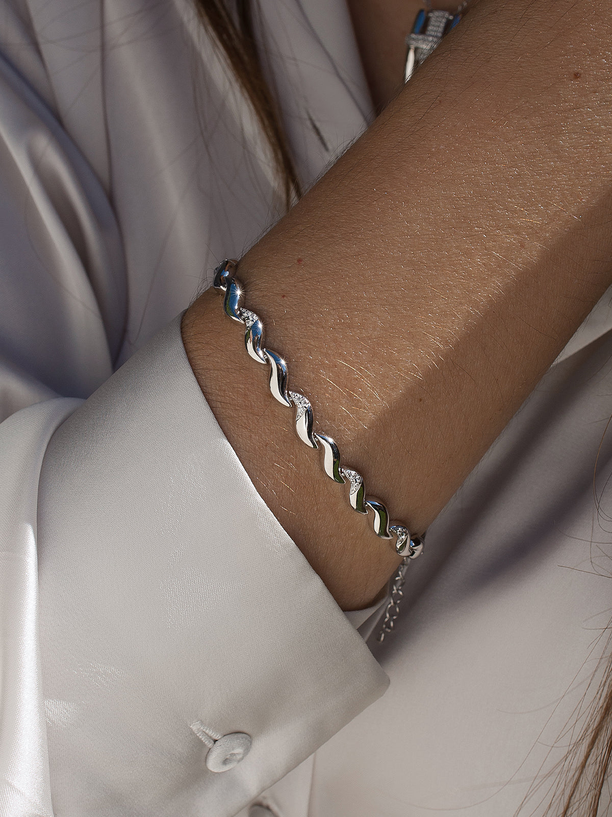 Bracelet à maillons ondulés orné de zirconiums cubiques