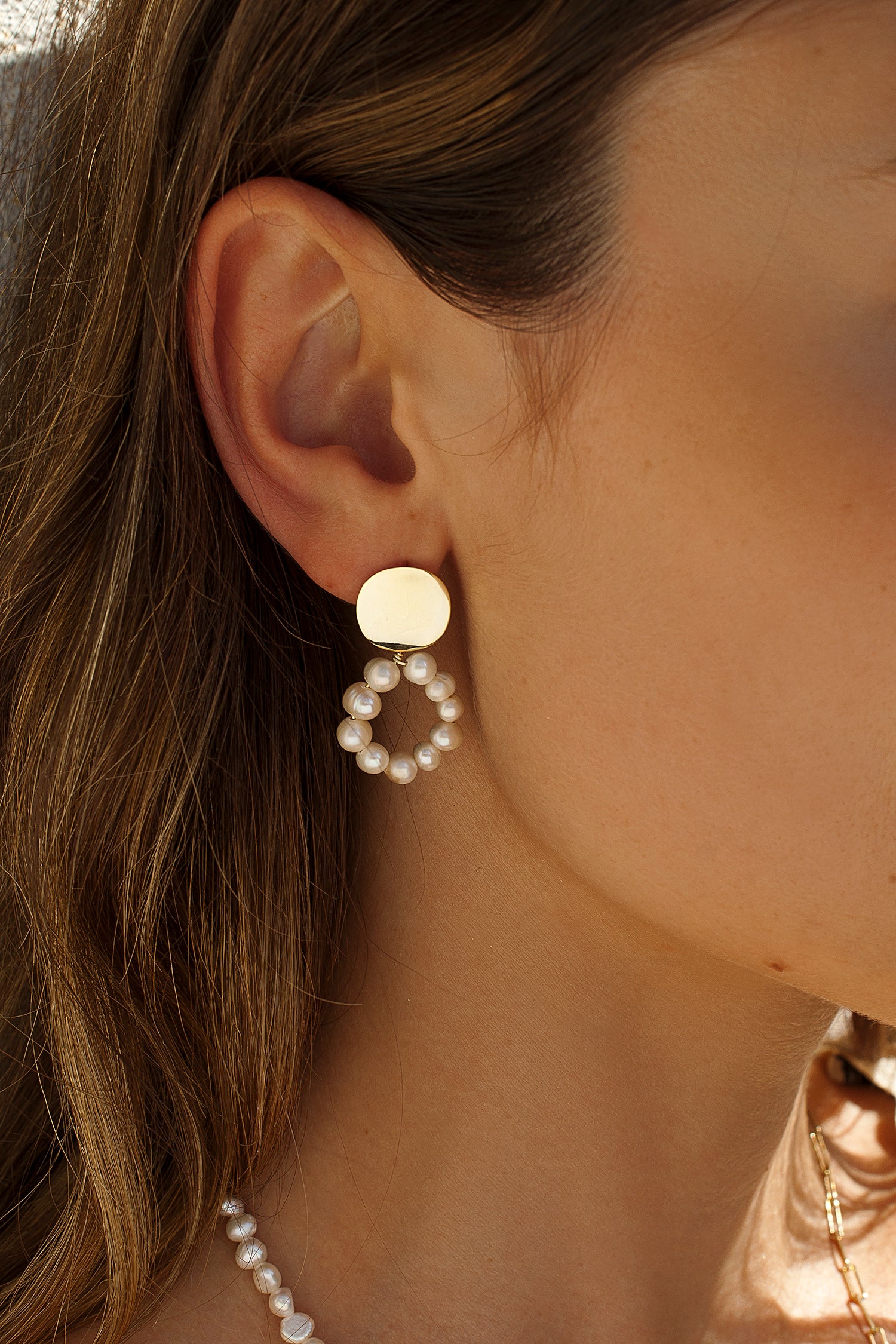 Pendientes perlas diseño circular con botón dorado