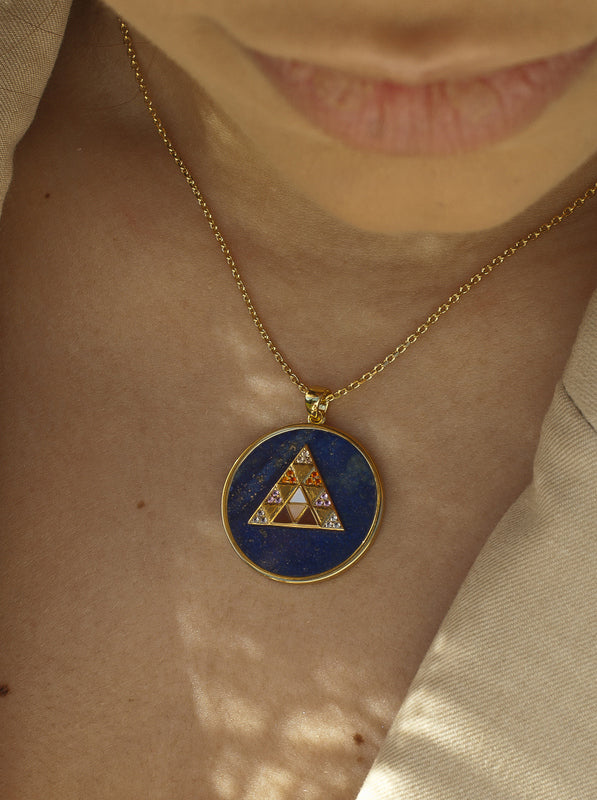 Collar medalla motivo piramide lapislzuli y circonitas