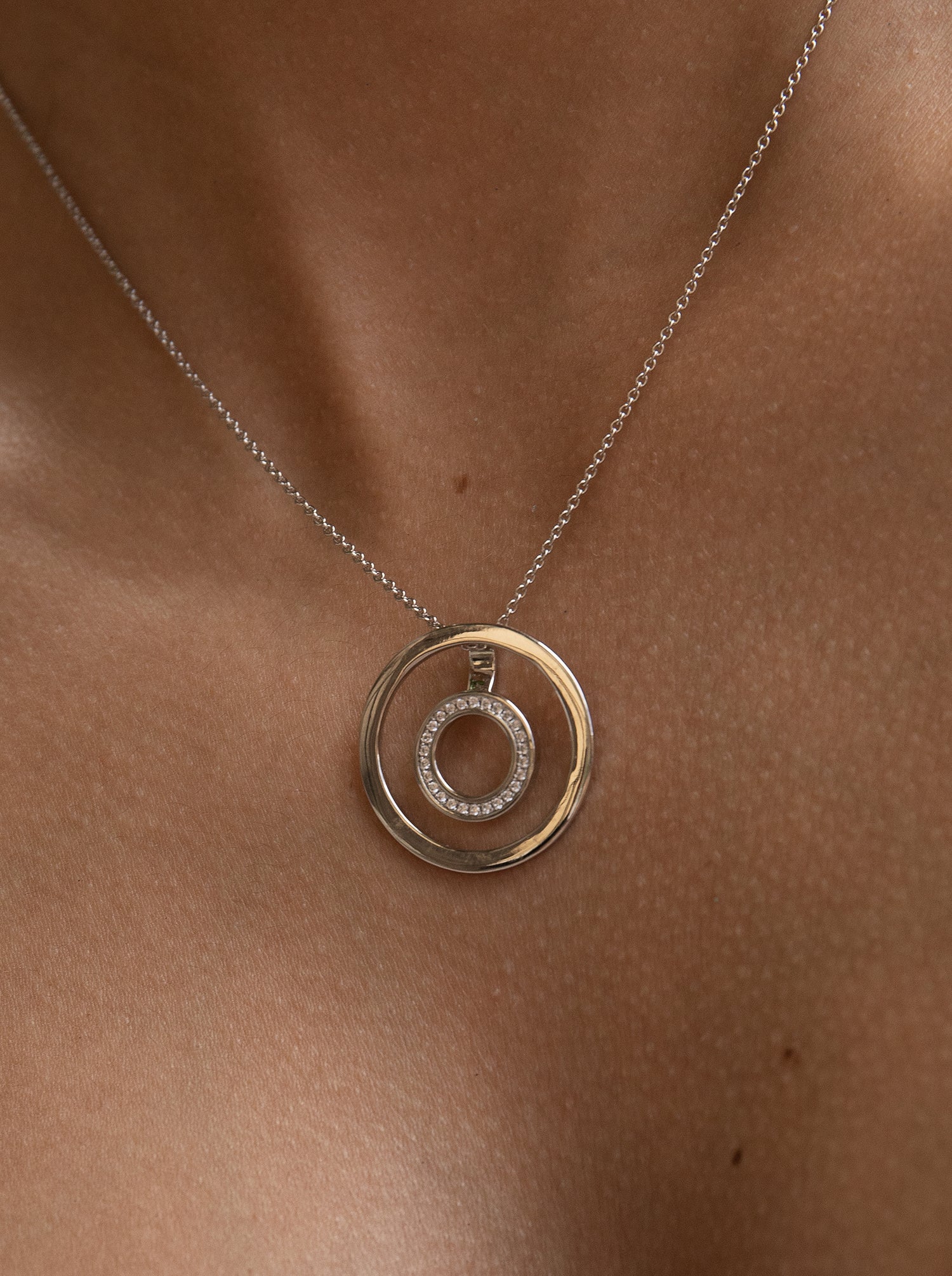 Colgante brillante de plata diseño doble círculo con circonitas
