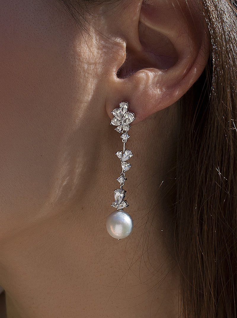 Pendientes novia largos con circonitas y acabada con una perla en motivos florales