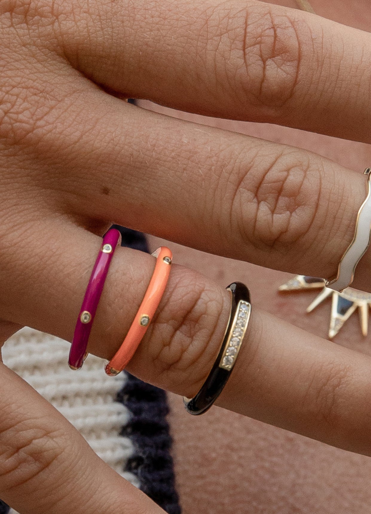 Anillo esmalte diseño circular tono negro con circonitas-LINEARGENT