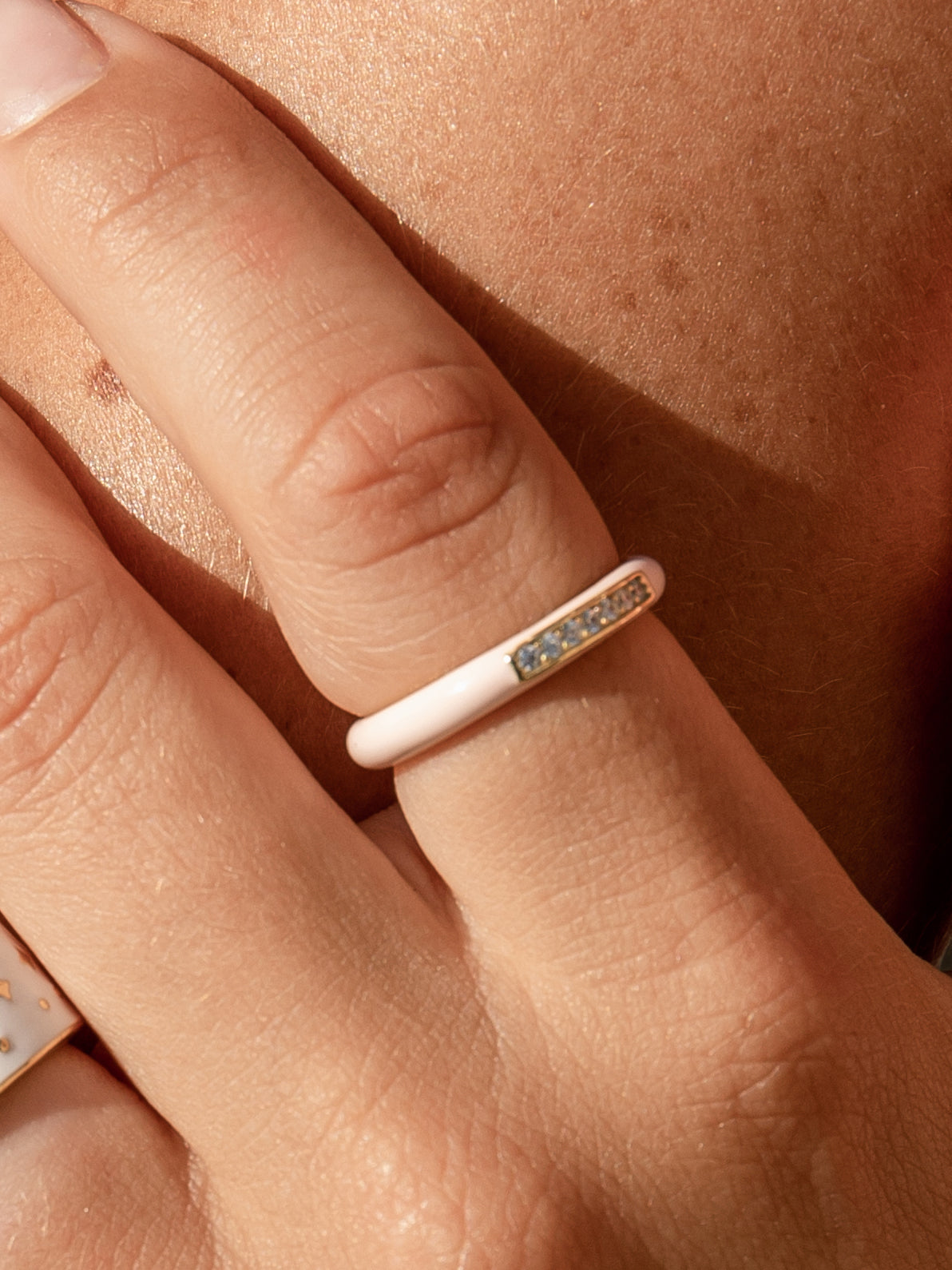 Anillo esmalte diseño circular tono rosado con circonitas-LINEARGENT