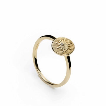 Anillo sello de plata diseño de sol y detalle de circonita