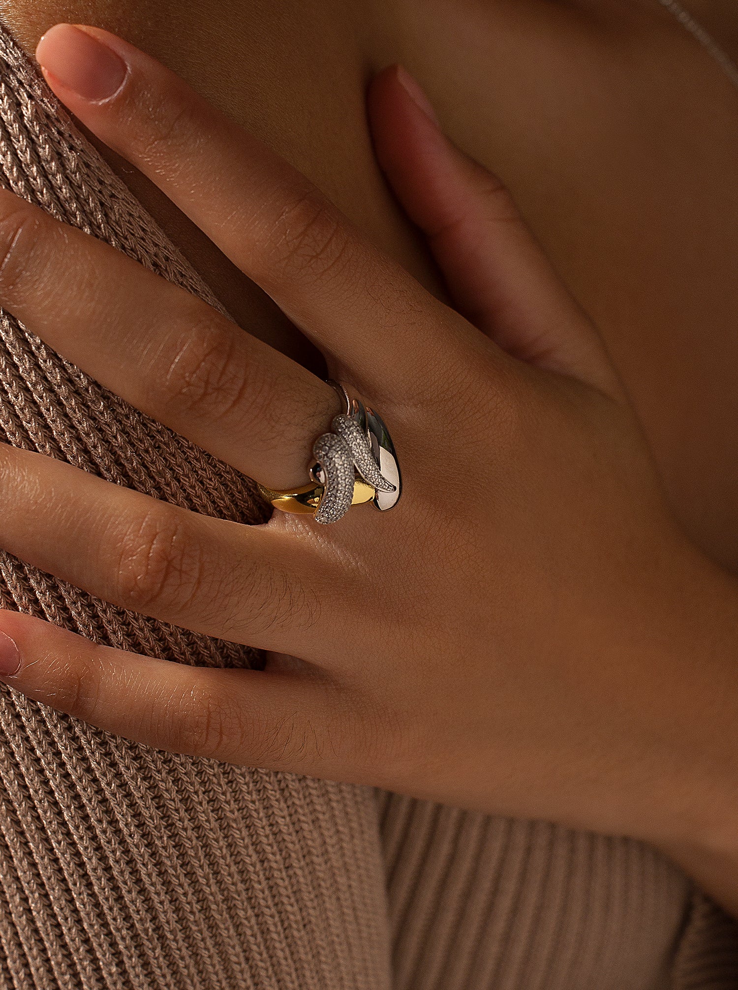 Anillos circonitas diseño bicolor y carril de circonitas-LINEARGENT