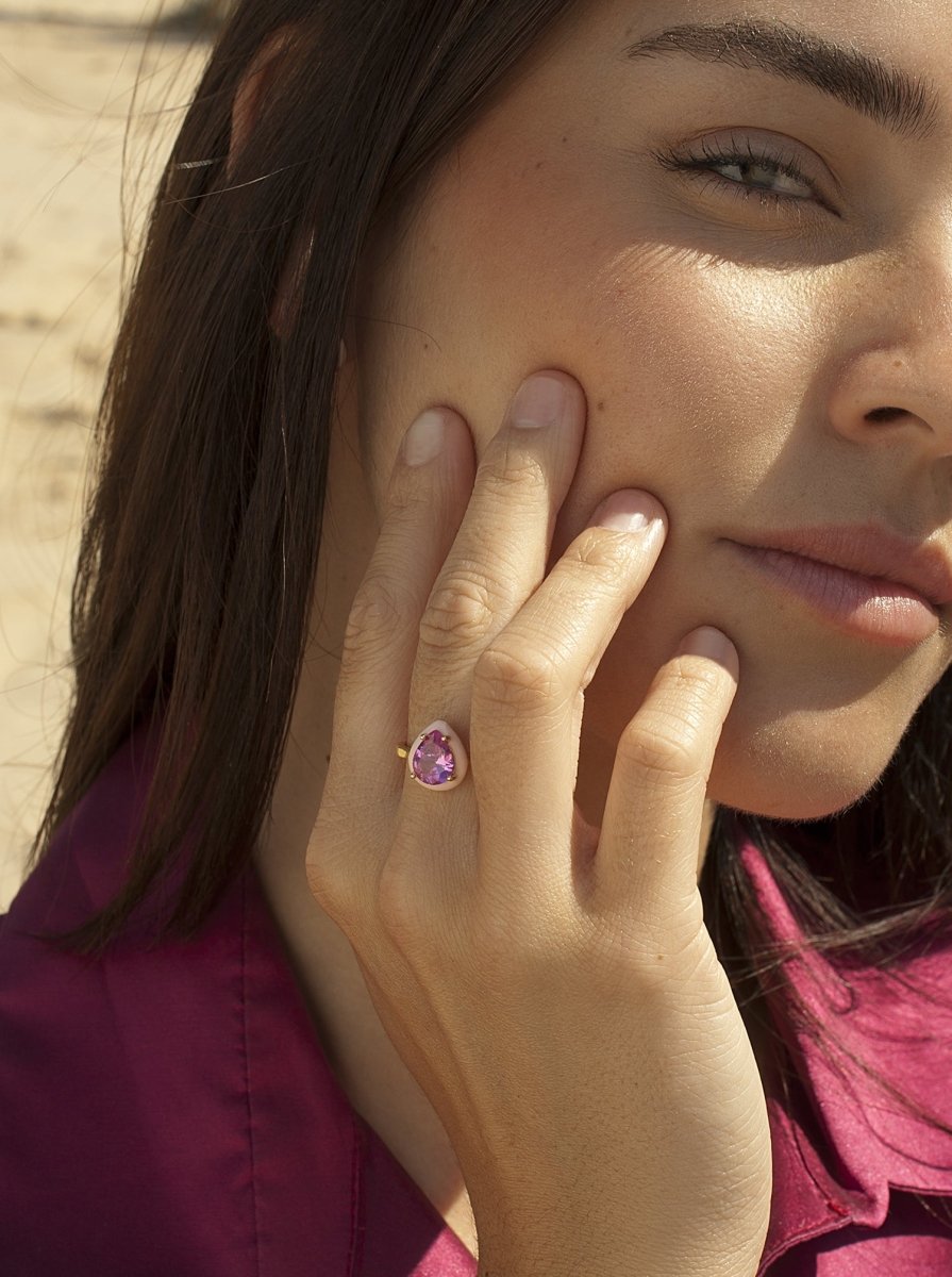 Anillos con piedras diseño de gota con esmalte rosa