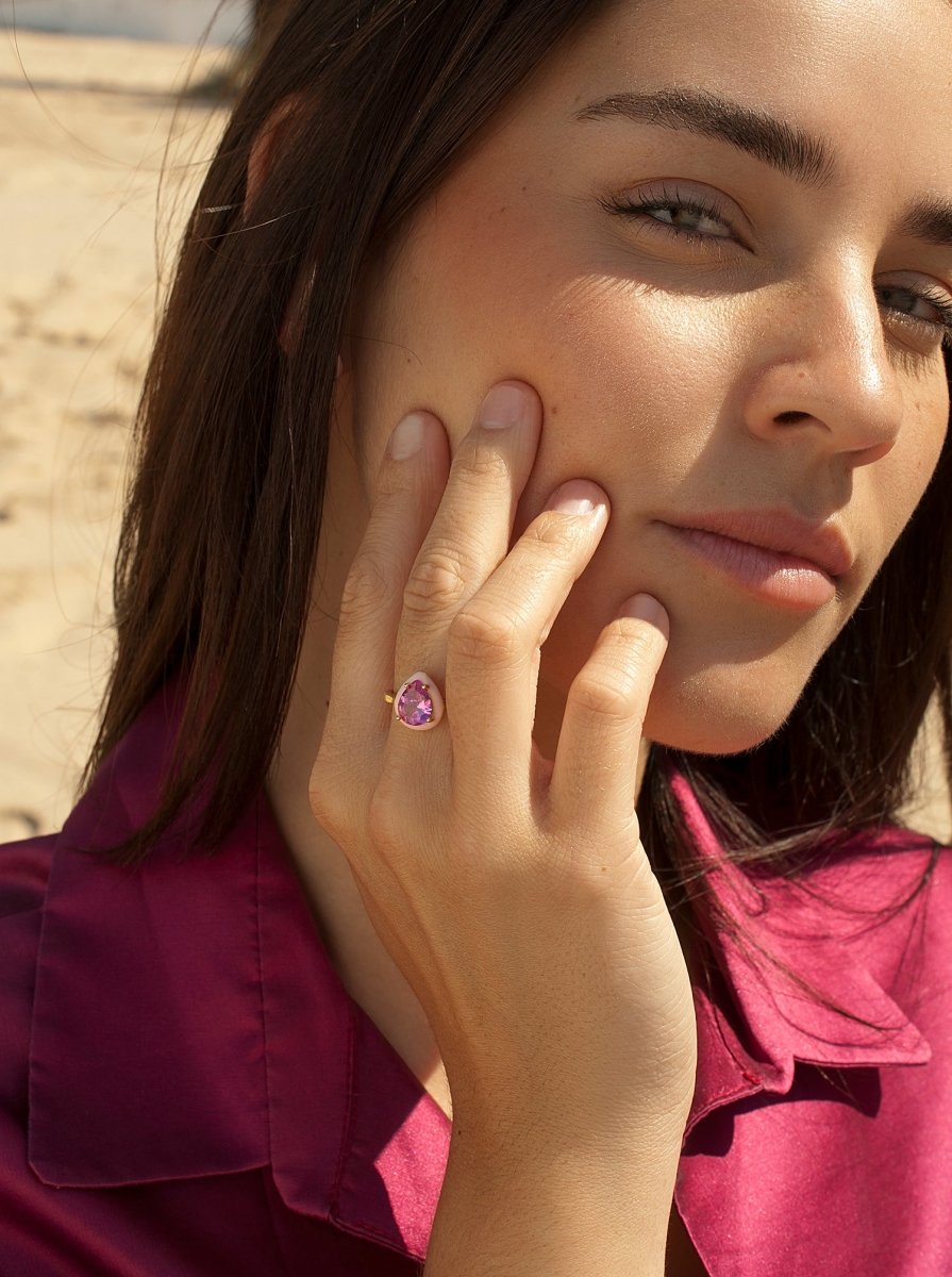Anillos con piedras diseño de gota con esmalte rosa