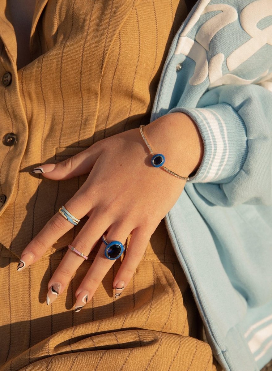 Anillos de diseño con esmalte azul oscuro y circonitas