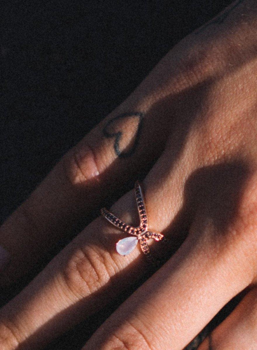 Anillos de diseño doble forma con circonitas negras y gema central-LINEARGENT