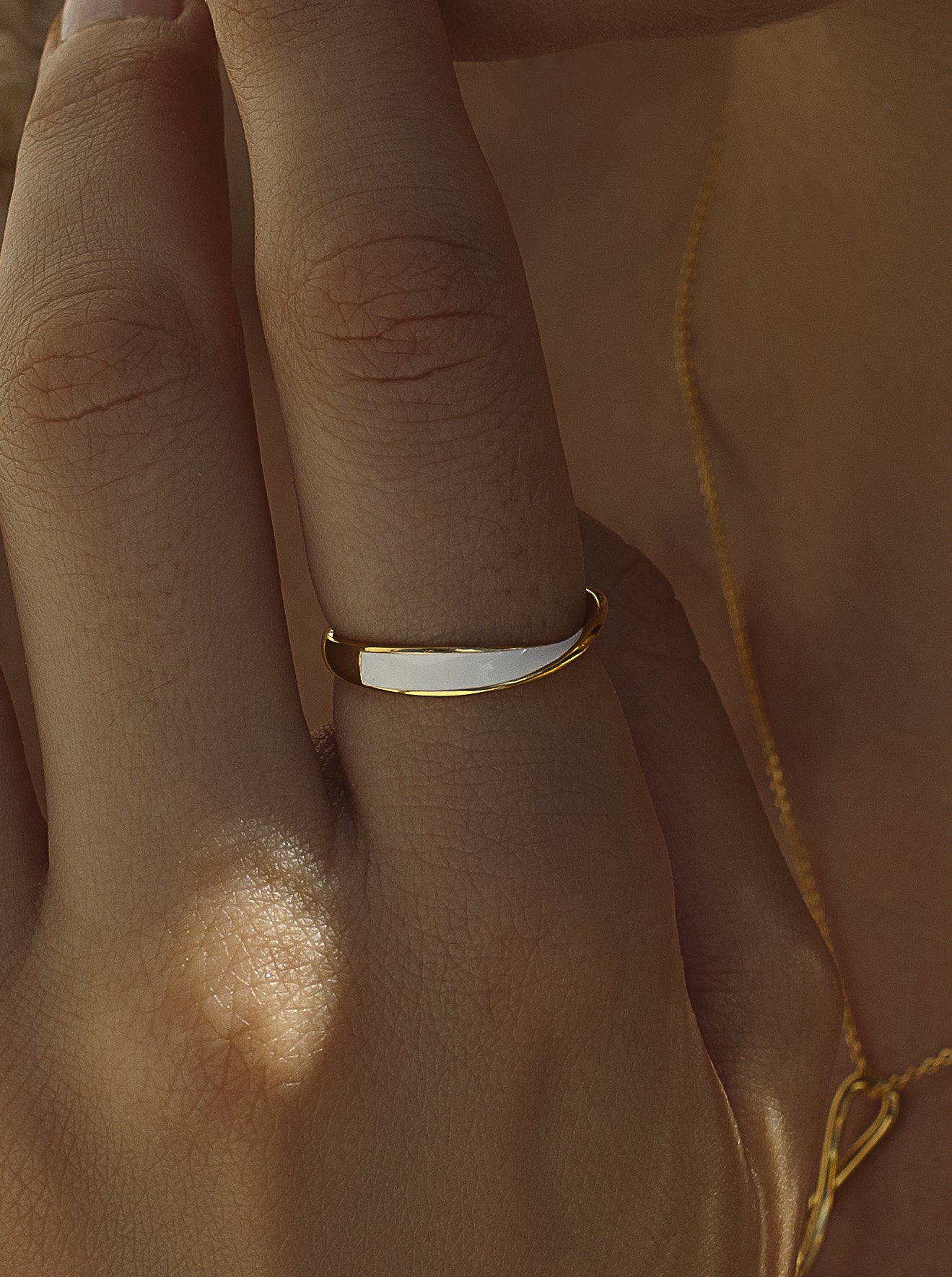 Anillos finos de plata diseño irregular esmalte blanco-LINEARGENT