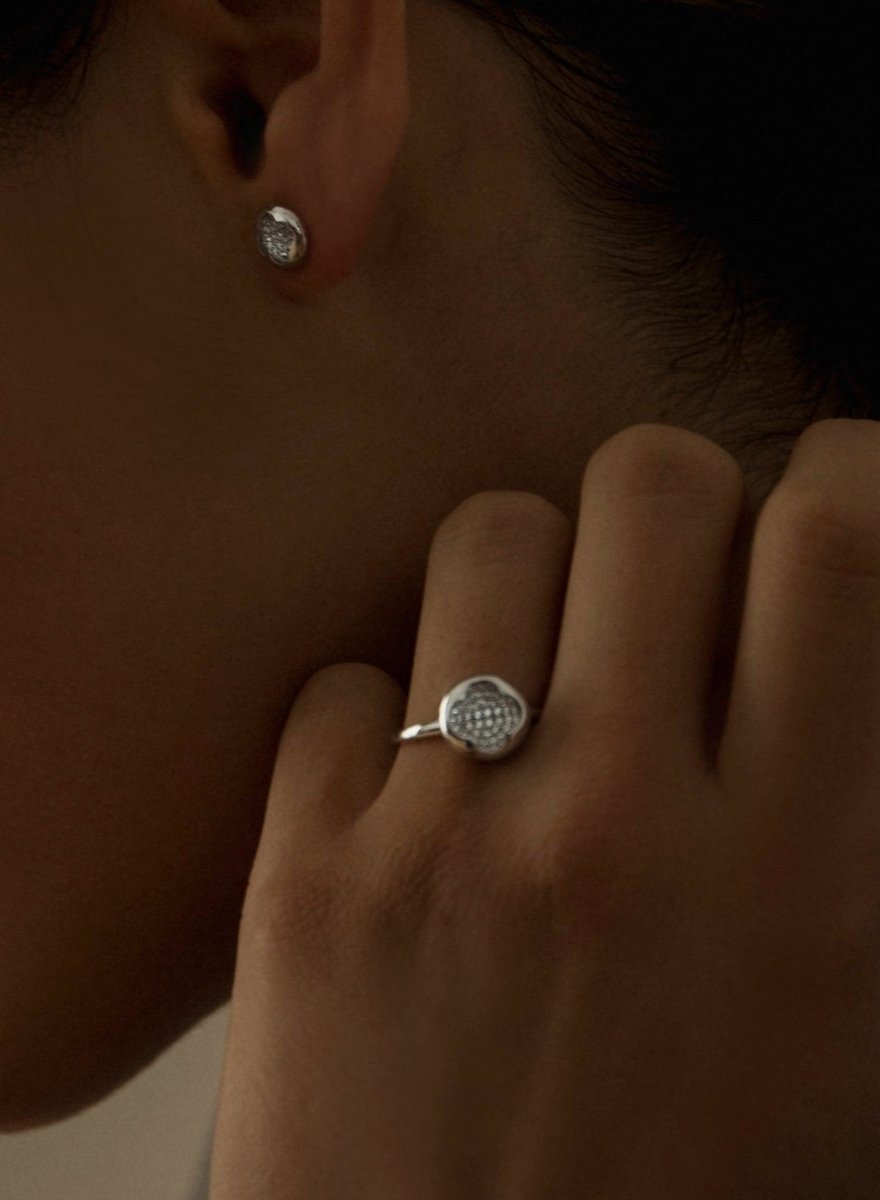 Anillos finos de plata silueta de flor y circonitas-LINEARGENT