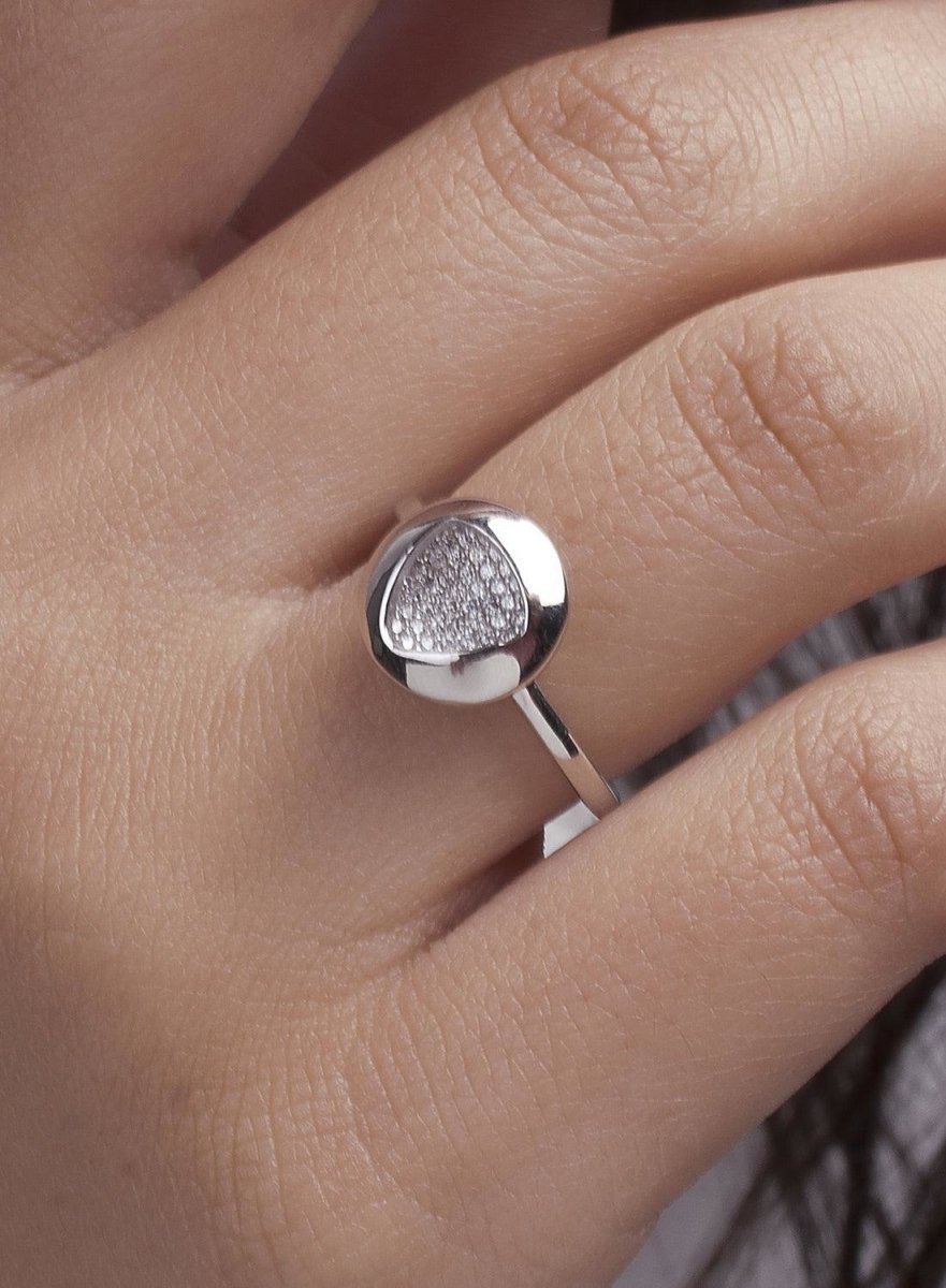Anillos finos de plata silueta triangular y circonitas-LINEARGENT