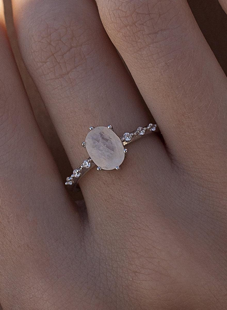 Anillos finos diseño central de cuarzo adamantino blanco-LINEARGENT