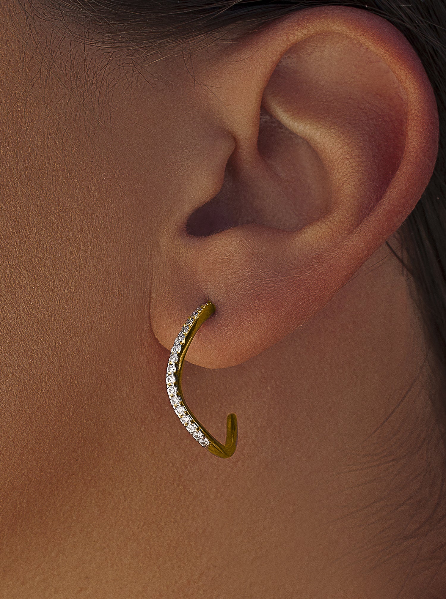 Aros dorados diseño curvilíneo con carril de circonitas-LINEARGENT