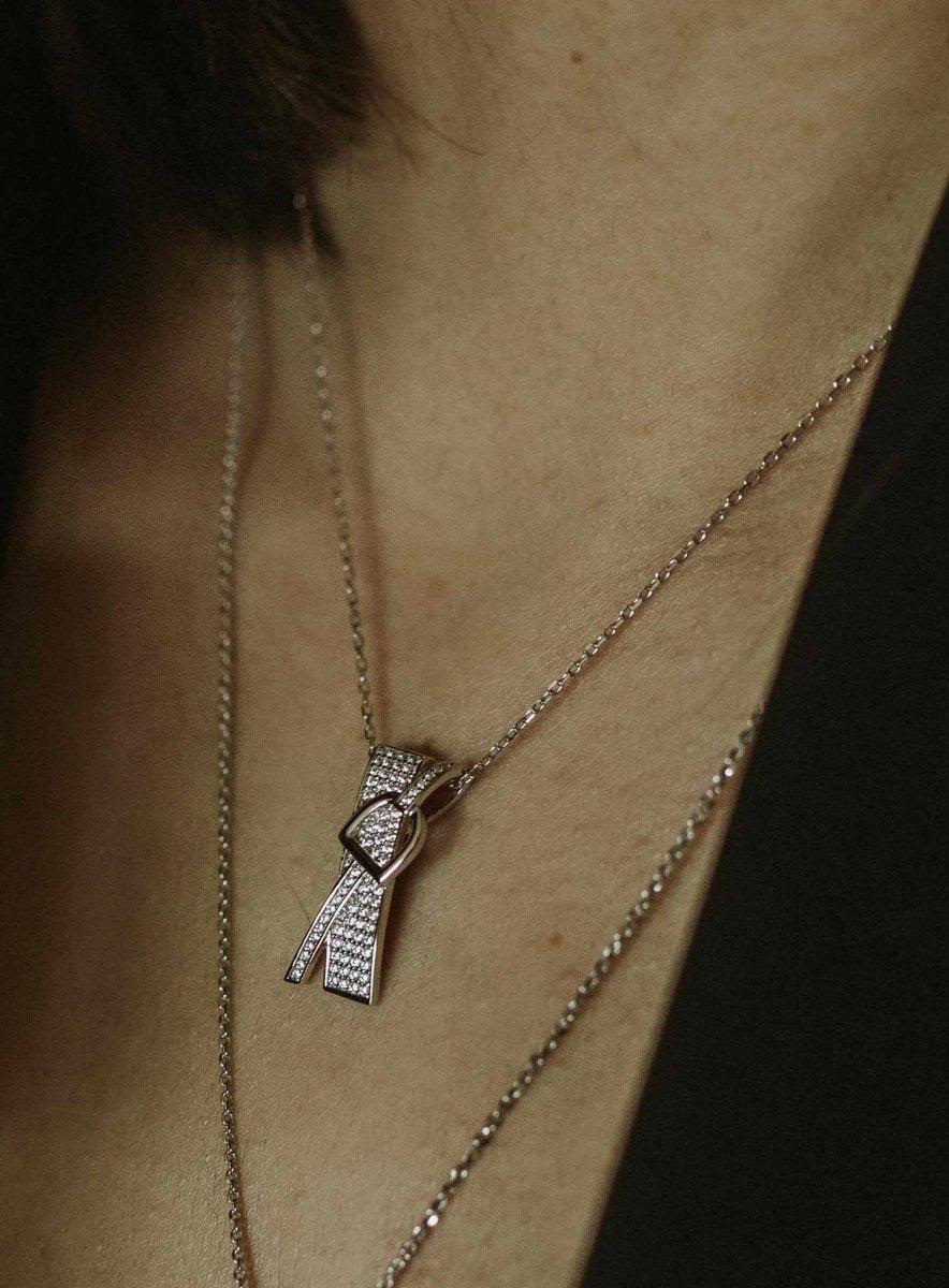 Colgante brillante de plata diseño hebillas con engaste circonitas raíl cruzado-LINEARGENT