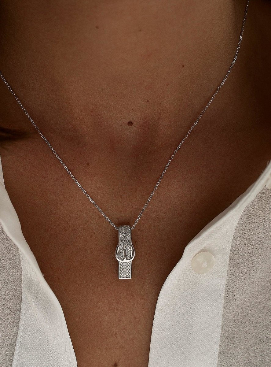Colgante brillante diseño de hebilla con circonitas-LINEARGENT