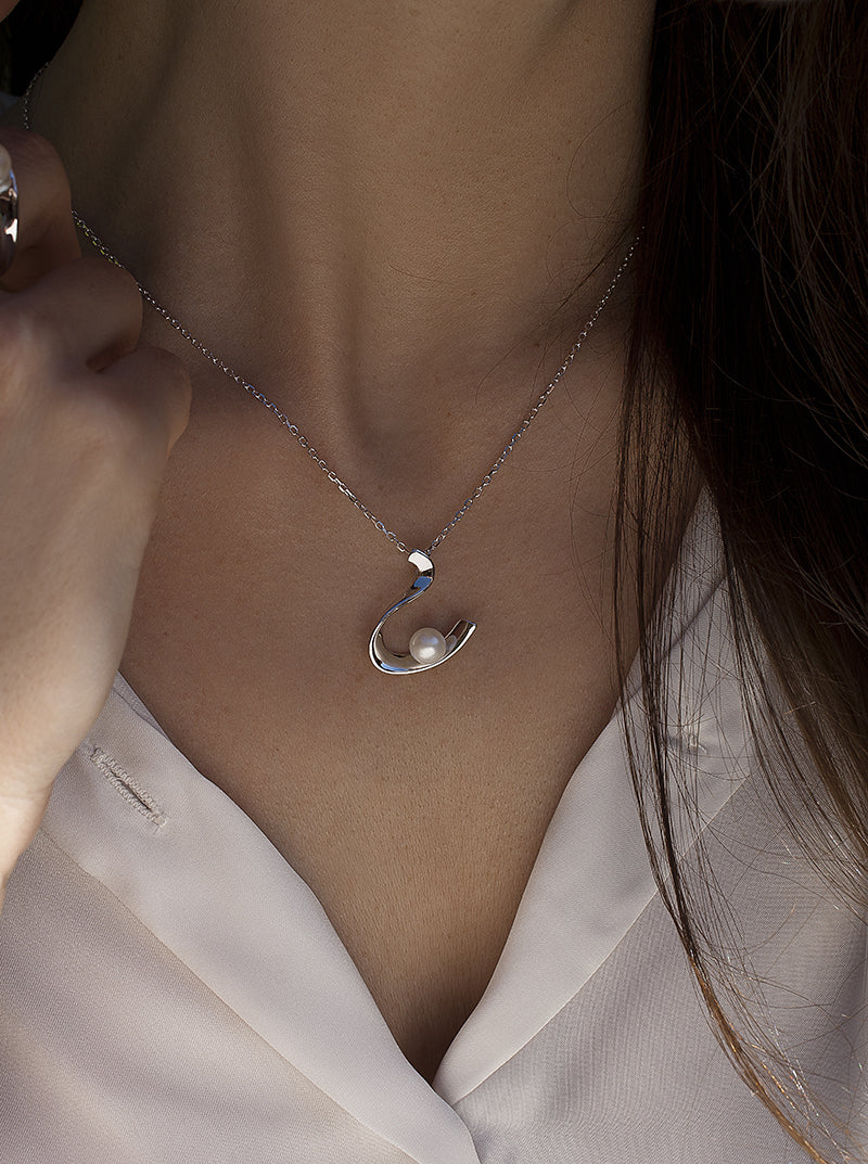 Colgante perlas de plata diseño ondulado con perla