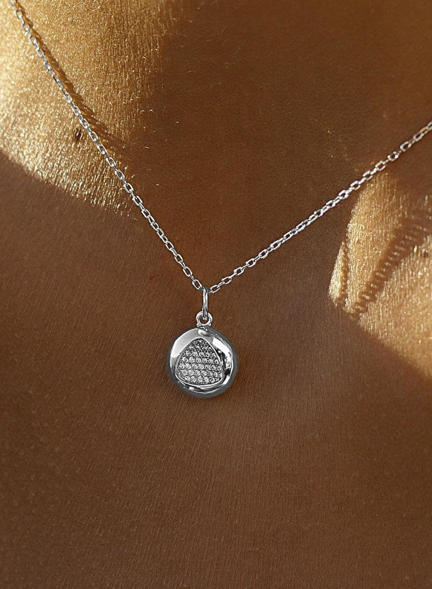 Colgantes pequeños de plata diseño silueta triangular-LINEARGENT