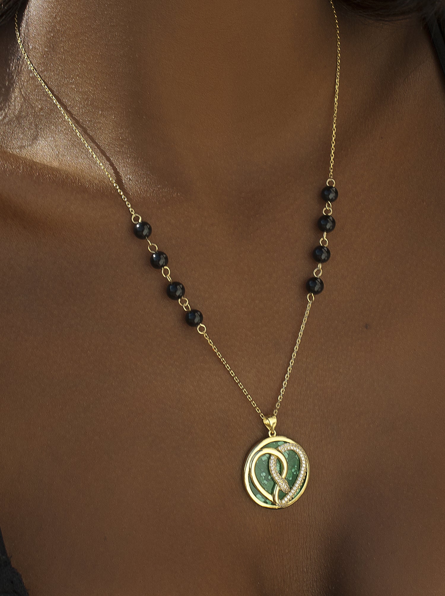 Collar medalla motivo central en forma de corazón y serpiente con circonitas-LINEARGENT