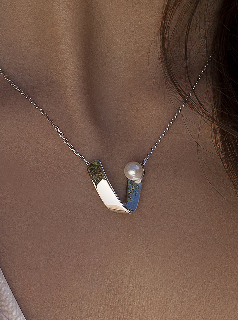 Collar perla diseño "v" en plata lisa-LINEARGENT