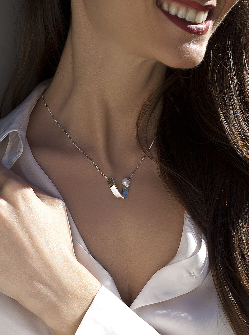 Collar perla diseño "v" en plata lisa