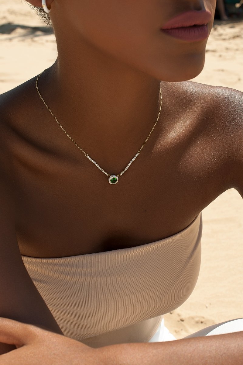 Collares con colgantes motivo central de gema con esmalte