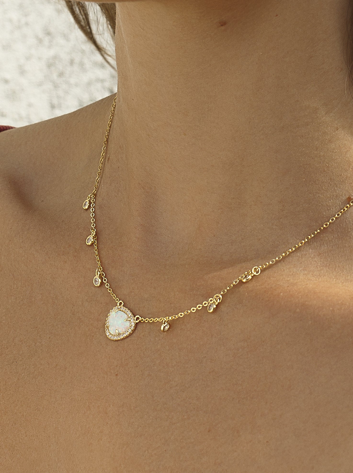 Collares cortos detalle de ópalo enmarcado por circonitas-LINEARGENT