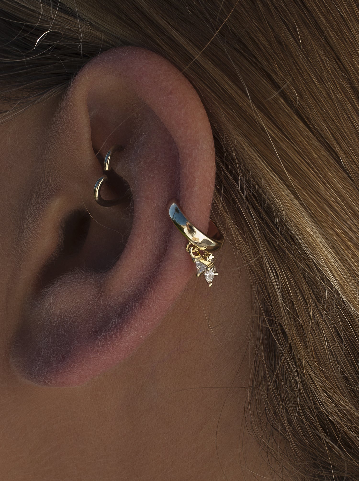 Ear cuff de plata bañada en oro diseño circonitas colgando