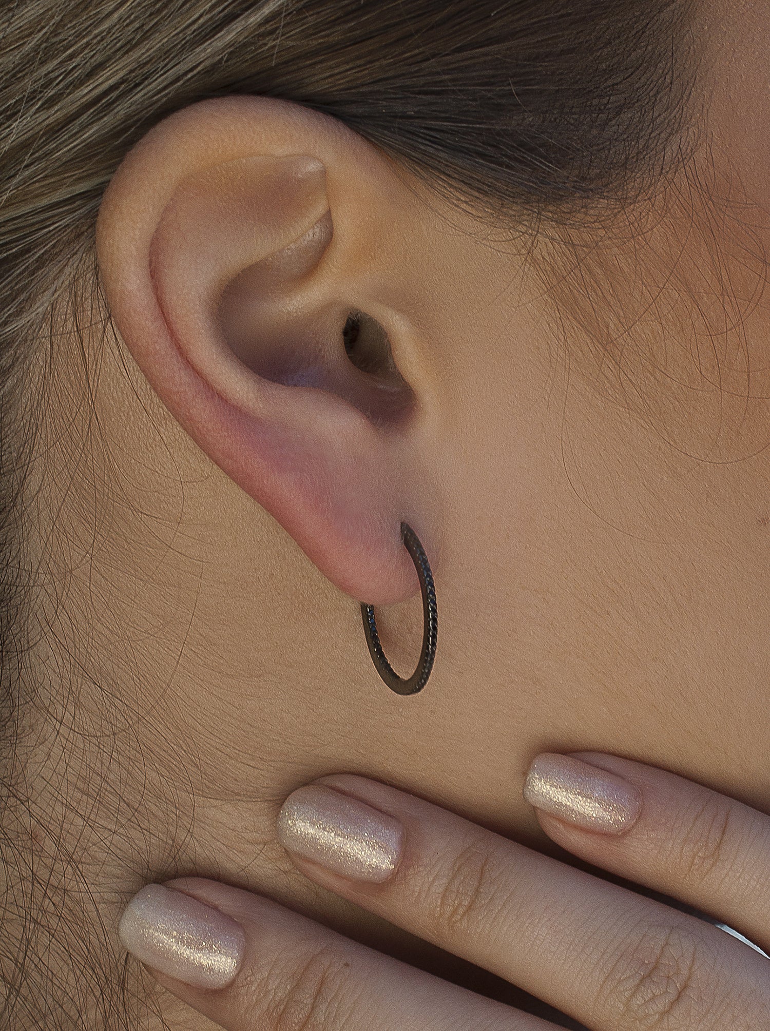 Pendientes aro baño rutenio con circonitas negras modelo mediano-LINEARGENT