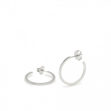 Pendientes aro de plata diseño plano y elegante