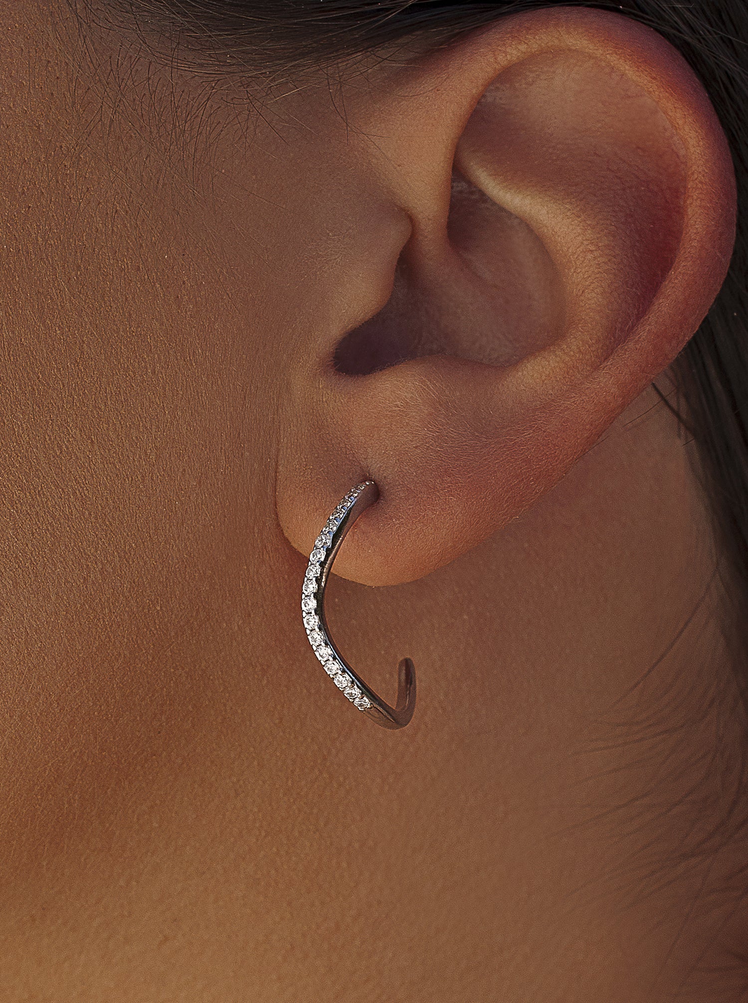 Pendientes aro originales diseño curvilíneo con circonitas-LINEARGENT